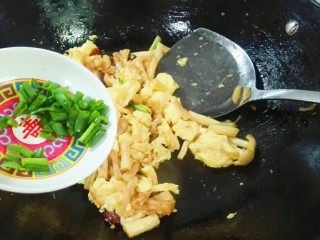 百变鸡蛋+枸杞花开海鲜菇鸡蛋,撒葱花盛盘