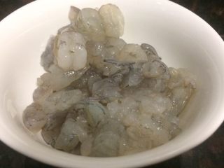 小米海鲜营养粥,虾剥掉虾壳，虾仁切细，再倒点酱油腌一下入味。