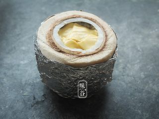 椰子海鲜芝士焗饭,椰青裹上锡纸，在上面铺上芝士片，入烤箱，上下火200°20分钟即可。