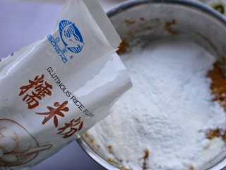 芝麻红薯饼,糯米粉。