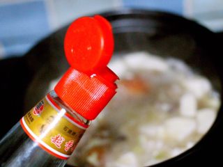 一碗汤+海鲜豆腐鸡蛋煲,淋上芝麻油、撒上韭菜段即可