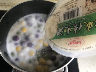 酒酿彩色小圆子,再次煮开时加入米酒