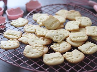 卡通小饼干，制作简单，萌趣造型合适亲子烘焙,烘烤结束后，放入晾网上晾凉，密封保存。