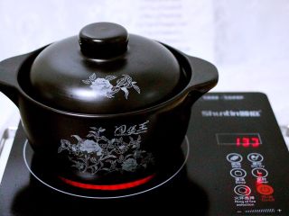 剩米饭也有春天（海鲜杂蔬粥）,盖上锅盖转小火慢慢炖煮10分钟左右