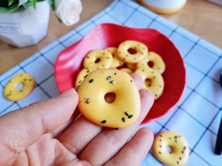 蛋黄甜甜圈饼干,简单快手的蛋黄甜甜圈饼干就做好了