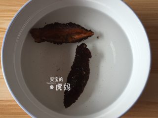 海鲜炒粉干,将红极参条放在冷水中解冻；