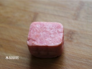 青菜炒火腿,取一块火腿。