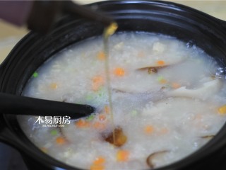 香菇鸡肉粥,淋入香油，搅拌均匀。