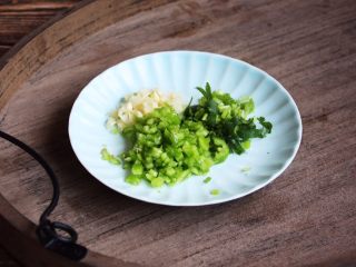 十味  海鲜（白蚬子）豆腐大酱汤,将以上辅助食材切成末。