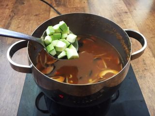 十味  海鲜（白蚬子）豆腐大酱汤,放入小西葫芦。