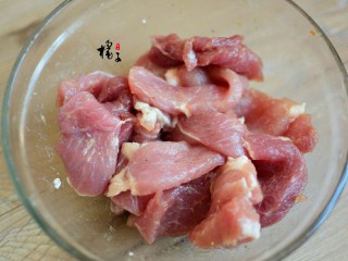 #猪年#干炸小酥肉,拌匀，腌制十五分钟