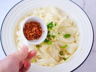 饺子皮油泼面,加入辣椒面