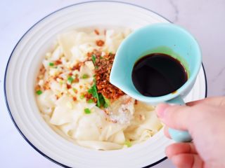 饺子皮油泼面,淋入陈醋