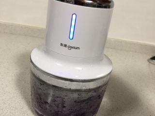 紫薯酸奶杯,放入东菱绞肉机