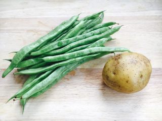 低油低盐健康美味下饭菜 牛背筋粉丝煲,辅助食材：豆角和土豆