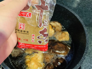 鸡腿炖香菇,加少许十三香；