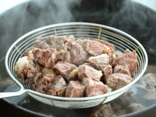 西红柿土豆炖牛肉,再将牛肉捞出用温水冲洗干净，沥水备用。