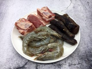 海鲜卤面,天津三鲜卤面的三鲜指的是肉、鲜虾、海参。