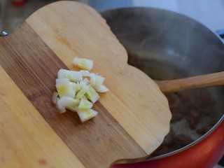 辣椒炒肉片,油热，加葱花，炒香