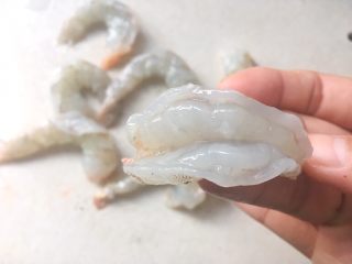 海鲜焗面,开虾背，去掉虾线