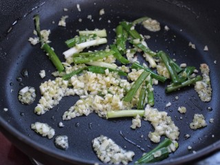 土豆烧茄子,锅中留少许底油，炒香葱段、姜蒜末