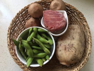 莲藕肉丁,准备食材。