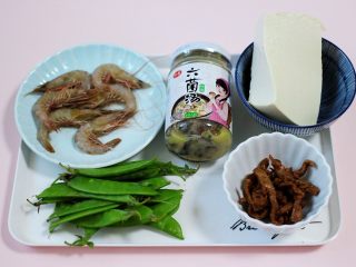 六鲜菌菇海鲜豆腐什锦汤,首先备齐所有的食材。