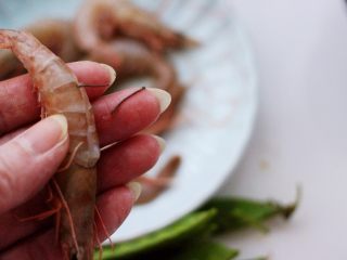 六鲜菌菇海鲜豆腐什锦汤,把海虾用厨房剪子开背去虾线后洗净备用。