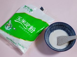 六鲜菌菇海鲜豆腐什锦汤,这个时候把淀粉用少许清水化开。