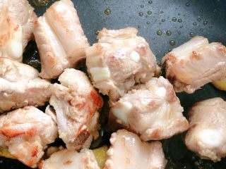 糖醋排骨,翻炒至两边发黄