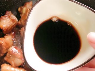 糖醋排骨,倒入醋