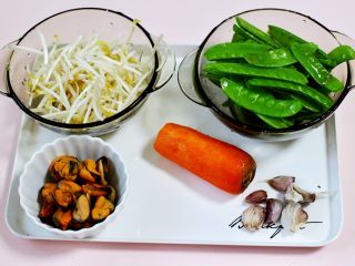 荷兰豆海鲜豆芽小炒,首先备齐所有的食材，海虹提前煮熟扒出肉来，绿豆芽去根洗净，荷兰豆去丝去头。