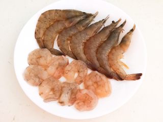 宝宝爱吃的海鲜砂锅粥,海青虾已经入味备用