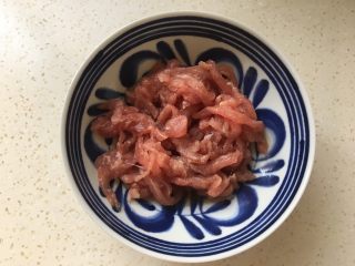 白菜炒肉丝,肉丝加盐、料酒和胡椒粉搅拌均匀。