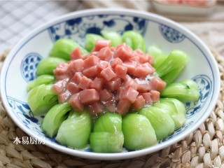 青菜炒火腿,非常简单可口的青菜炒火腿就完成了。