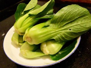 香菇油菜,5.新鲜油菜洗净备用