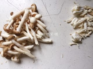 花蛤豆腐菇菇汤,菇菇，切去根蒂，冲洗干净。