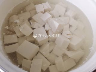 花蛤豆腐菇菇汤,开水里汆一下，去掉点豆腥味（不在意的就忽略。）