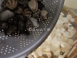 花蛤豆腐菇菇汤,再次煮开后，把花蛤放入。