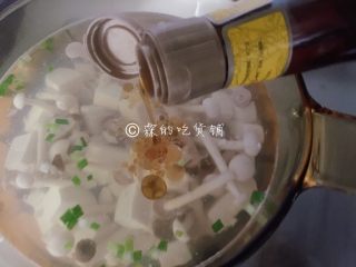 花蛤豆腐菇菇汤,最后撒上一点香油。