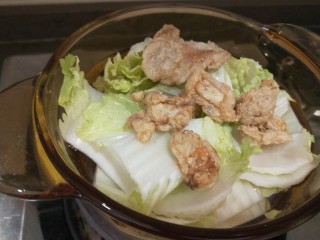 白菜豆腐汤,加入几块猪油渣。