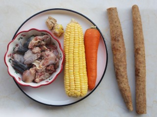 冬至美食 营养滋补的山药炖鸡汤,准备好所有食材。