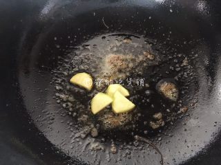 酸酸甜甜滴茄汁大虾,留底油，把姜切片后放入煸香。