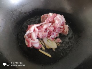 酱爆香菇木耳肉片,然后加入五花肉片，翻炒至肉片变白。