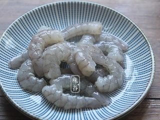 芦笋炒虾仁,虾去头尾，剥去外壳，去掉虾线；