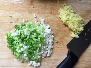 上海鲜肉锅贴（煎饺）,姜剁末，葱切碎