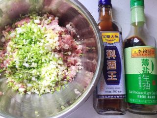 上海鲜肉锅贴（煎饺）,葱姜加入肉糜中，再加入料酒和生抽