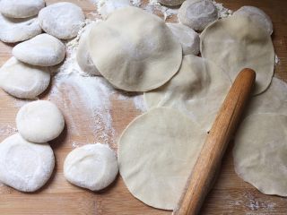 上海鲜肉锅贴（煎饺）,擀成圆形面皮