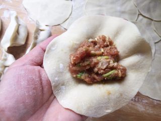 上海鲜肉锅贴（煎饺）,中间多多的放上肉馅