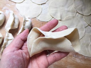 上海鲜肉锅贴（煎饺）,用包饺子的手法